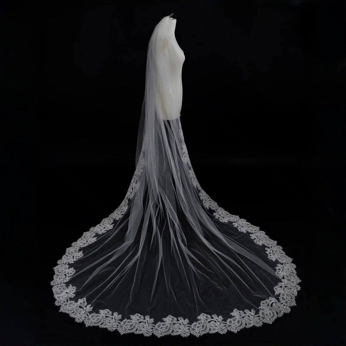 Lunalice V3002 Bridal Veil Side View – Elegant Wedding Veil for Bride