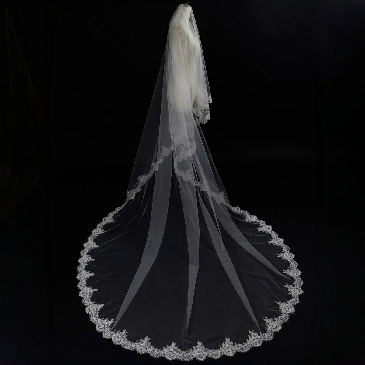 Lunalice V3005 Bridal Veil Side View – Elegant Wedding Veil for Bride