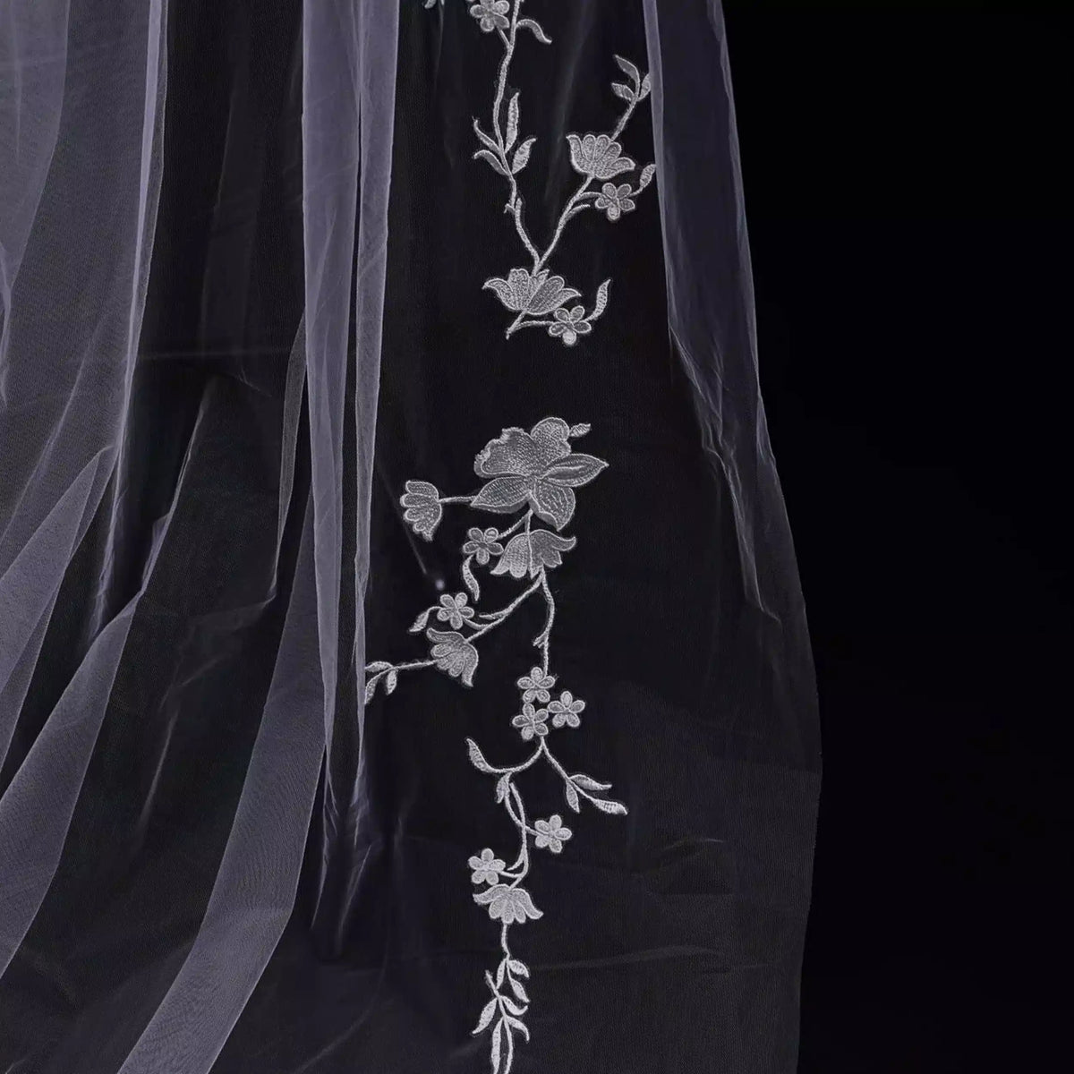 Lunalice V3013 Bridal Veil Back View – Elegant Wedding Veil for Bride