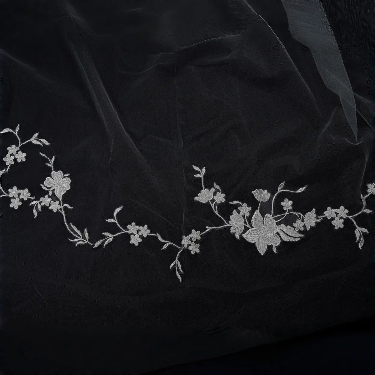 Lunalice V3013 Bridal Veil Lace Edge Detail – Elegant Wedding Veil for Bride